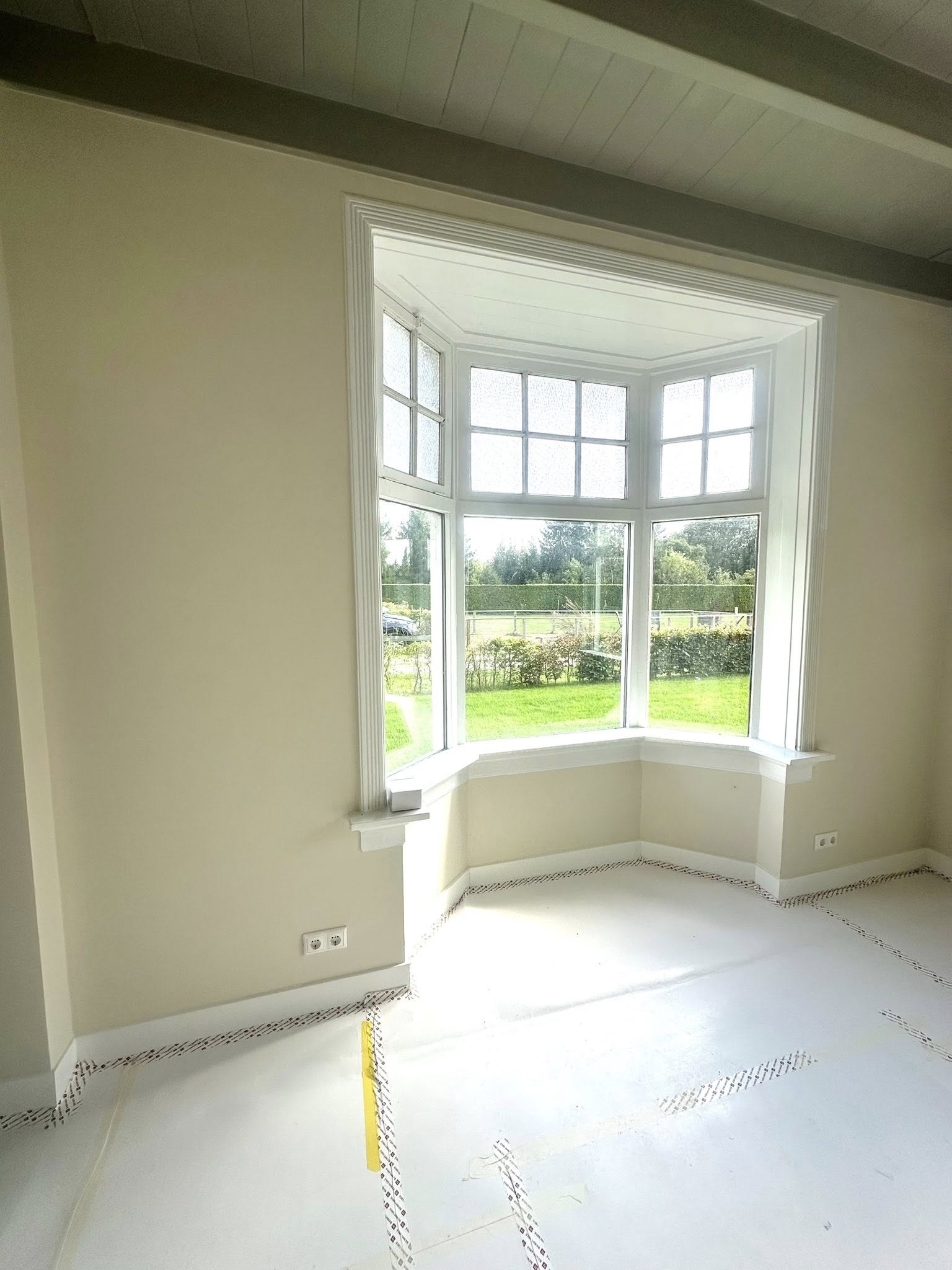 net nieuw latex aangebracht op muur in huis