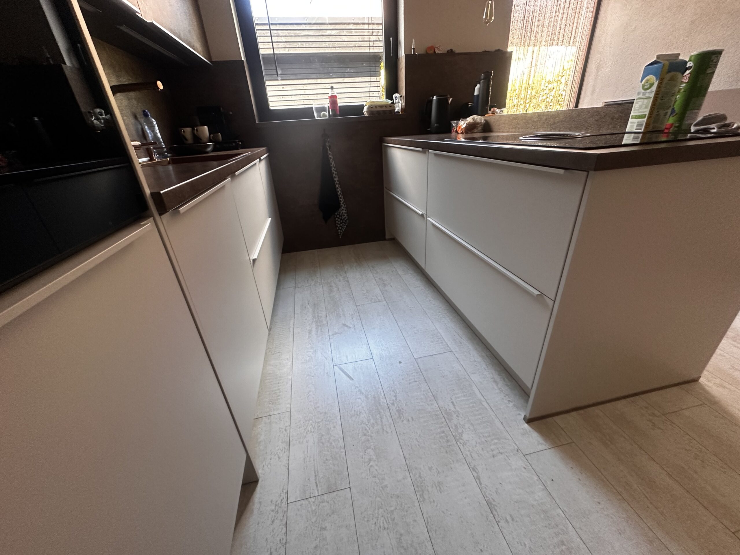 Moderne keuken professioneel overgespoten Moderne witte keuken met strak gespoten keukenfronten.
