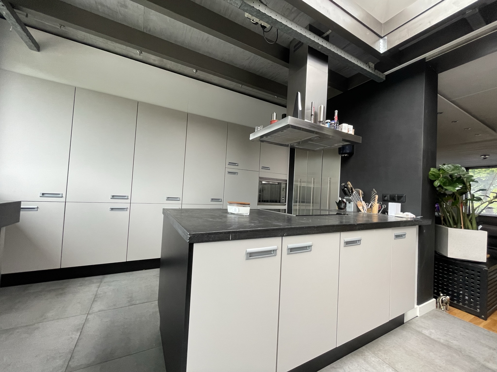 Keuken met kookeiland professioneel gespoten Moderne keuken met kookeiland voorzien van strak gespoten keukenfronten.