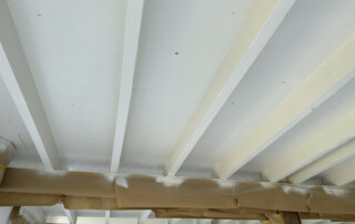 Plafond professioneel latex gespoten voor een strak, streeploos resultaat in een woning.