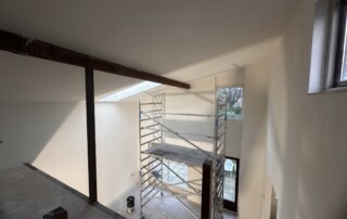 Hoge wanden en plafond in een woning met vide professioneel latex gespoten.
