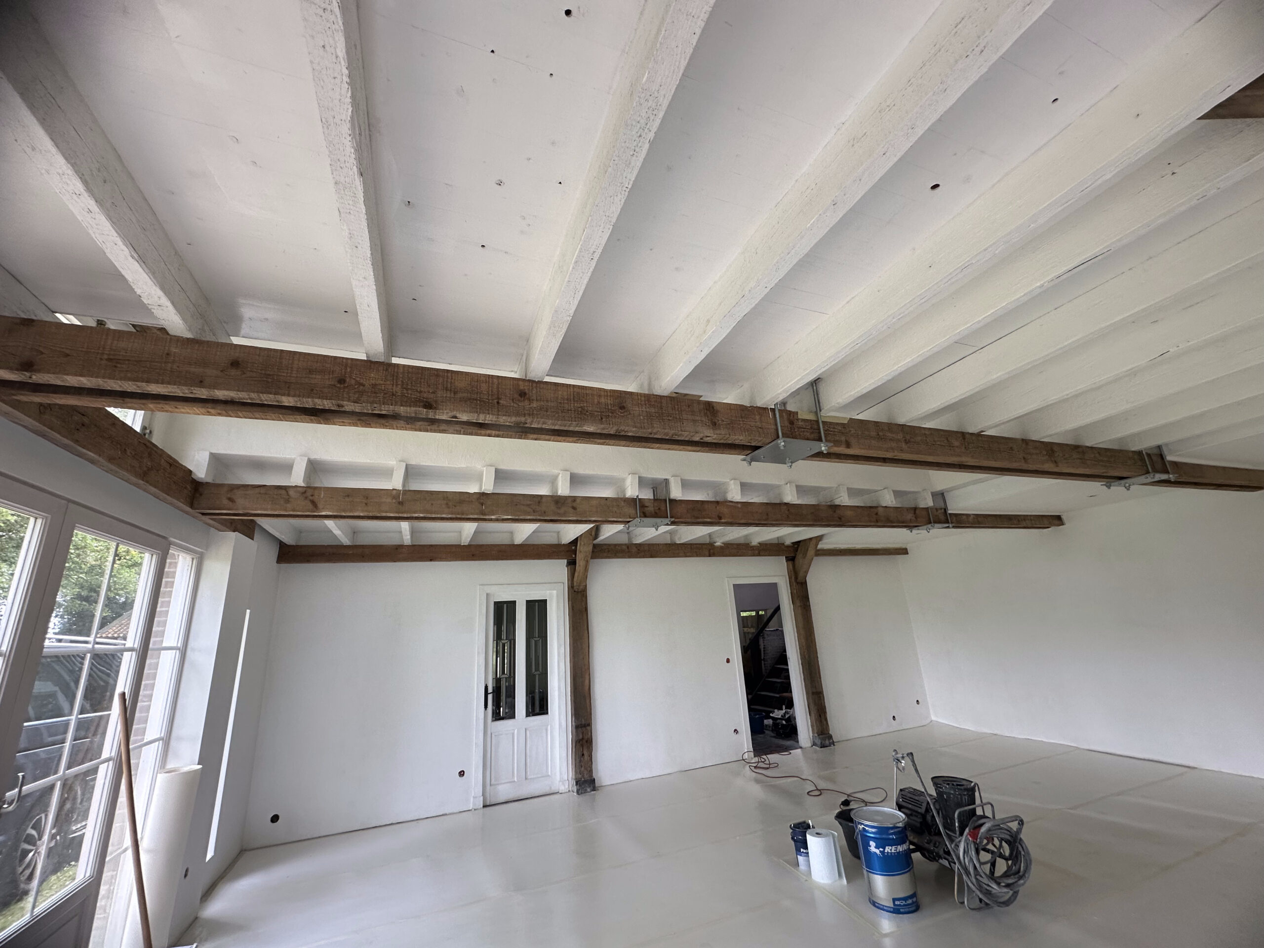 Wanden en plafond latex spuiten Ruime woonkamer waarbij de wanden en het plafond professioneel zijn gespoten met latex.