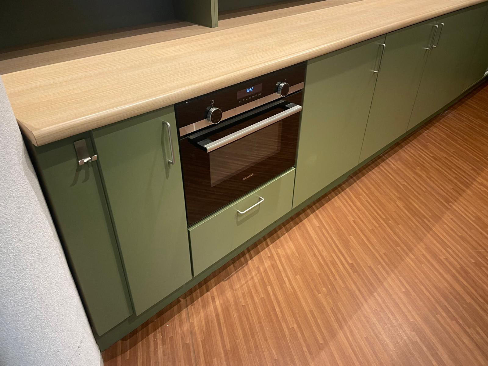 kantoor-keuken-spuiten-olijfgroen.jpg Keuken in bedrijfsruimte professioneel gespoten in een moderne olijfgroene kleur.