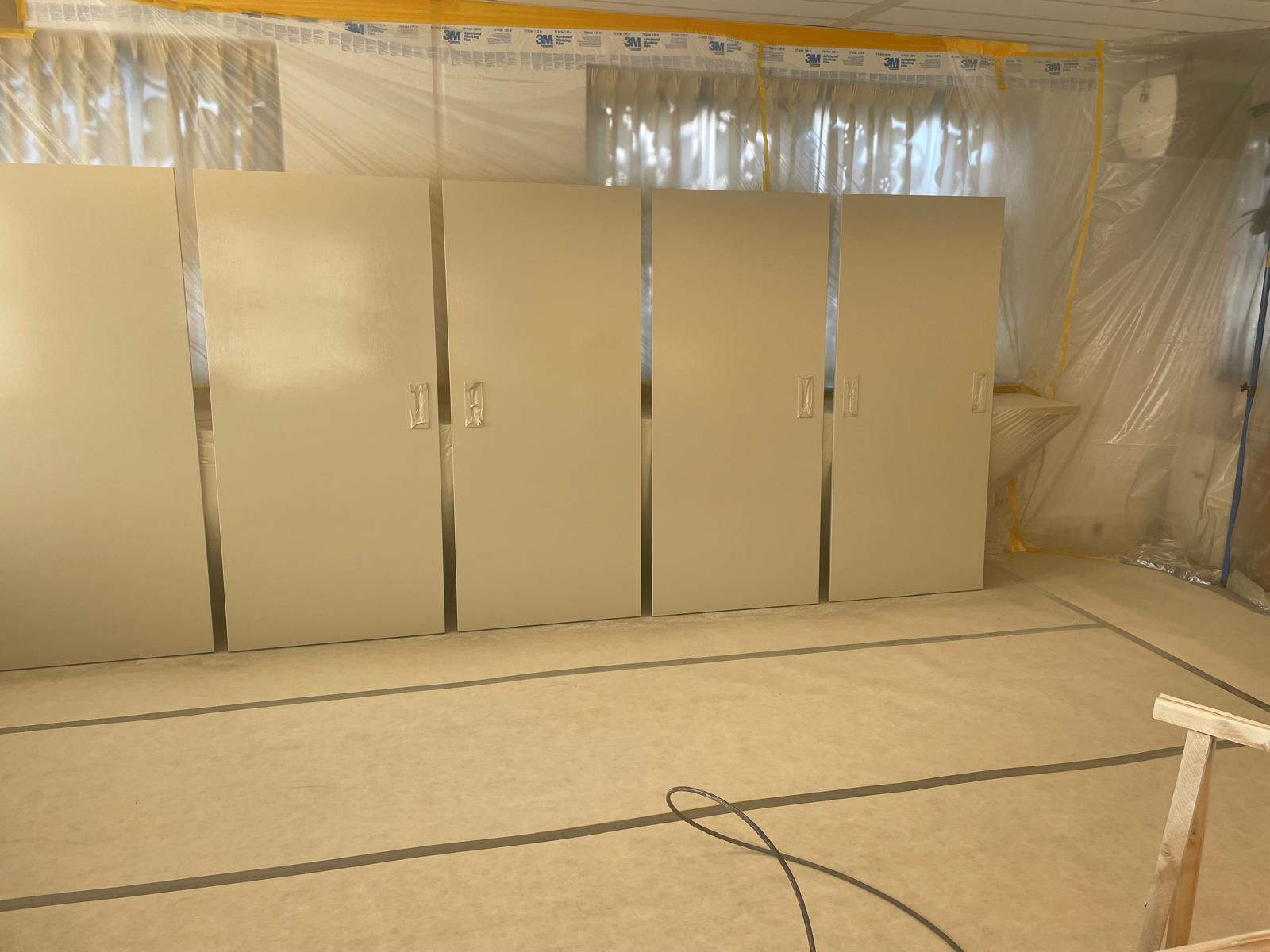 kastdeuren-spuiten-op-locatie.jpg Kastdeuren professioneel gespoten op locatie voor een zakelijke opdrachtgever.