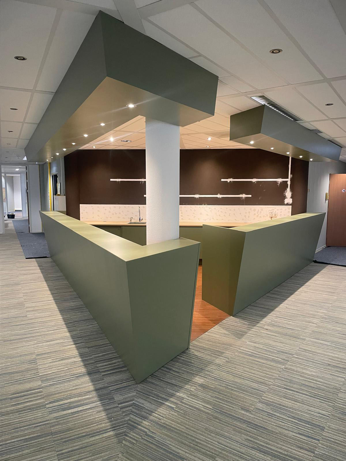receptiebalie-spuiten-kantoor-olijfgroen.jpg Professioneel gespoten receptiebalie in olijfgroene kleur voor een kantoorruimte.