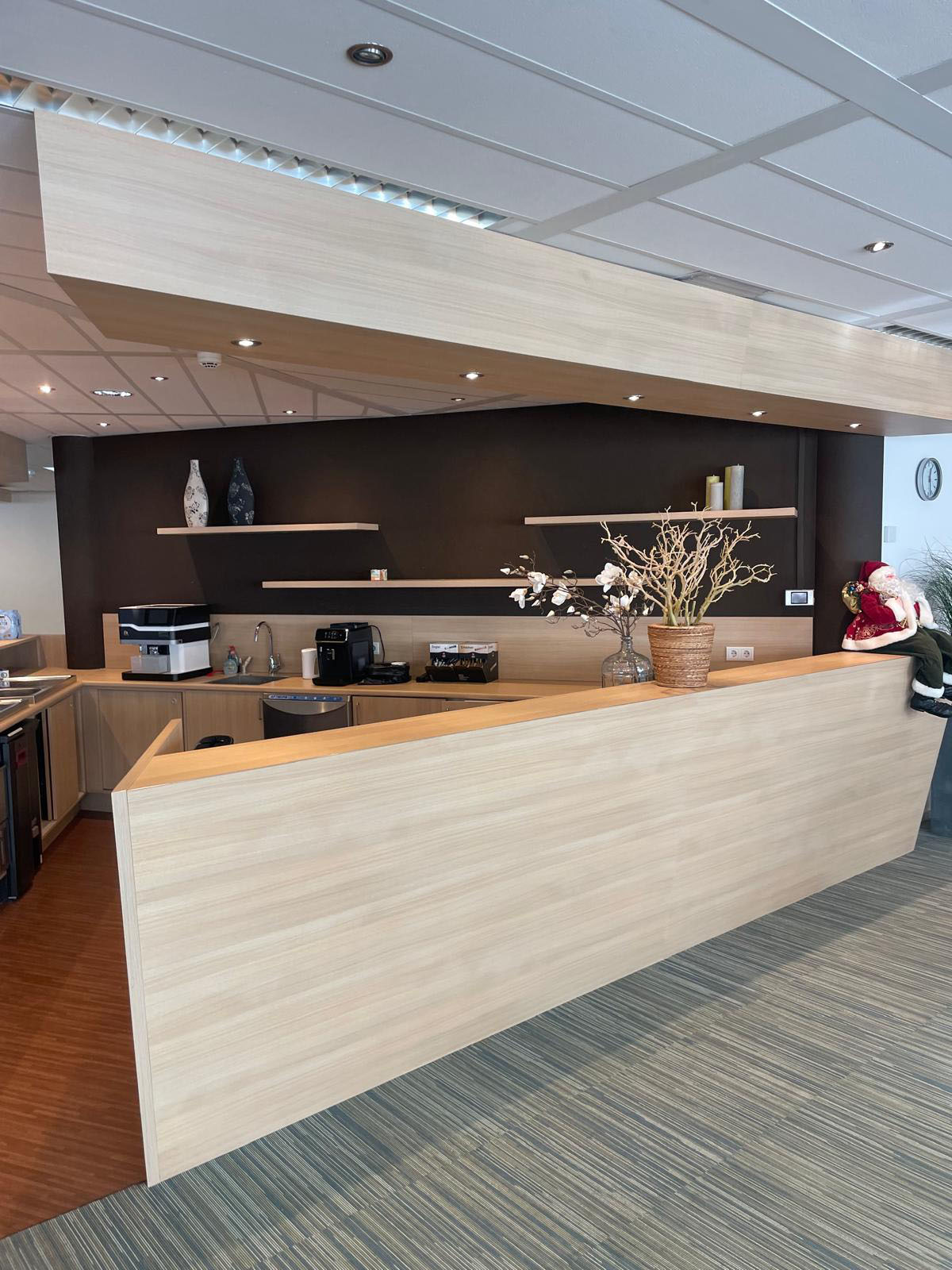 receptiebalie-voor-spuiten-kantoor.jpg Receptiebalie in kantoorruimte vóór het professioneel overspuiten.